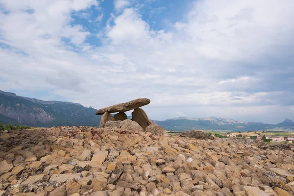 Megalithic Dolmen Chabola de la Hechicera, в La Guardia, Страна Басков, Испания . — стоковое фото