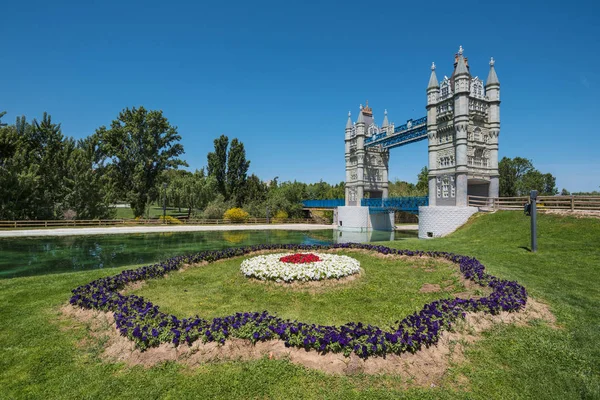 Europa park a Torrejon de Ardoz, Madrid, Spagna. Suo un parco urbano dove sono rappresentati con monumenti in scala i più famosi punti di riferimento europei . — Foto Stock