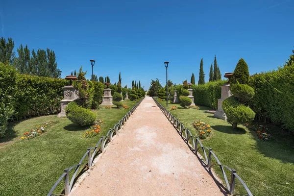 Parque Europa em Torrejon de Ardoz, Madrid, Espanha. É um parque urbano onde são representados com monumentos escalonados os marcos europeus mais famosos . — Fotografia de Stock
