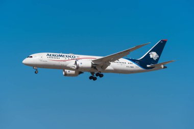 Madrid, İspanya - 22 Mayıs 2017: Aero Meksika Boeing 787 8 dreamliner 22 Mayıs 2017 üzerinde Madrid Barajas havaalanında iniyor. Bayrak taşıyıcı ve en büyük Meksika Havayolları şirketi Aeromexico olduğunu.