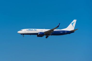 Madrid, İspanya - 22 Mayıs 2017: Mavi hava Boeing 737 85r 22 Mayıs 2017 üzerinde Madrid Barajas havaalanında iniyor. Mavi AIR bir düşük maliyetli Romen airways şirketidir.