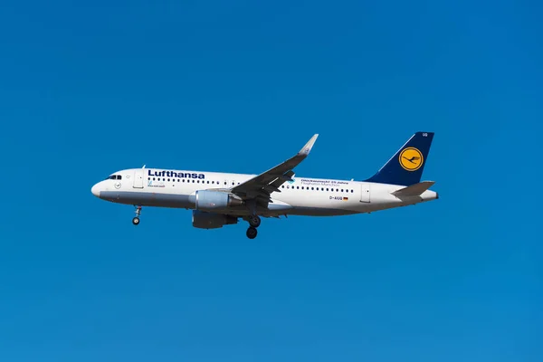Madrid, Hiszpania - 22 maja 2017: Lufthansa Airbus 320 jest lądowania w Lotnisko Madryt Barajas na 22 maja 2017. Lufthansa jest głównym przewoźnikiem i największej firmy niemieckie linie lotnicze. — Zdjęcie stockowe