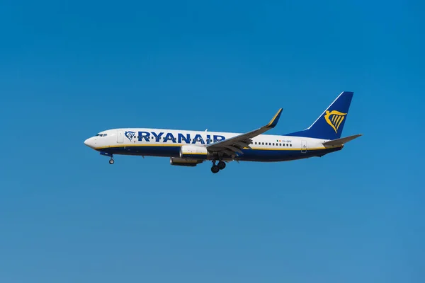 Madrid, España - 22 de mayo de 2017: Ryanair Boeing 737 aterriza en el aeropuerto de Madrid Barajas el 22 de mayo de 2017 . —  Fotos de Stock