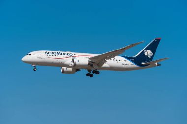 Madrid, İspanya - 22 Mayıs 2017: Aero Meksika Boeing 787 8 dreamliner 22 Mayıs 2017 üzerinde Madrid Barajas havaalanında iniyor. Bayrak taşıyıcı ve en büyük Meksika Havayolları şirketi Aeromexico olduğunu.