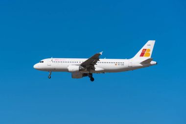 Madrid, İspanya - 22 Mayıs 2017: Iberia hızlı Airbus 320 22 Mayıs 2017 landiing Madrid Barajas Havaalanı olduğunu. Iberia bayrak taşıyıcı ise en büyük İspanyol Havayolları şirketi.