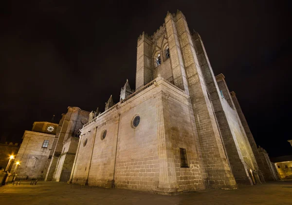 Scena de noapte a faimoasei catedrale Avila, Castilla y Leon, Spania . — Fotografie, imagine de stoc