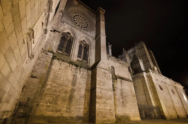 İspanya 'nın ünlü Avila Katedrali Castilla y Leon' un gece sahnesi.. — Stok fotoğraf