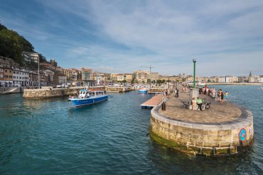 San Sebastian, İspanya - 10 Haziran 2017: Tekneler yanaştı ve San Sebastian Marinada yürüyen insanlar liman, Bask Ülkesi, İspanya.