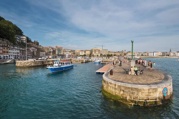 San Sebastian, Spanje - 10 juni 2017: Boten aangemeerd en mensen lopen in de jachthaven van San Sebastian haven, Baskenland, Spanje. — Stockfoto