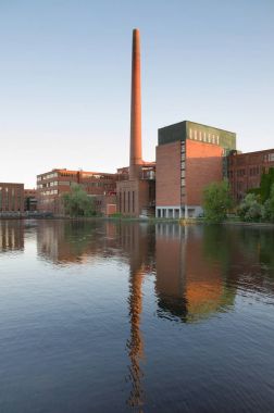 Tampere city Tammerkoski nehir, Finlandiya eski endüstriyel binalar.