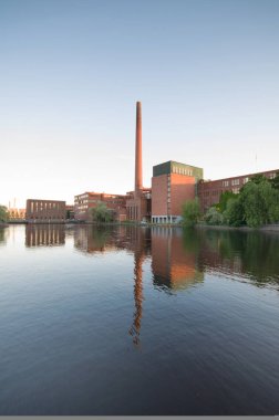 Tampere city Tammerkoski nehir, Finlandiya eski endüstriyel binalar.