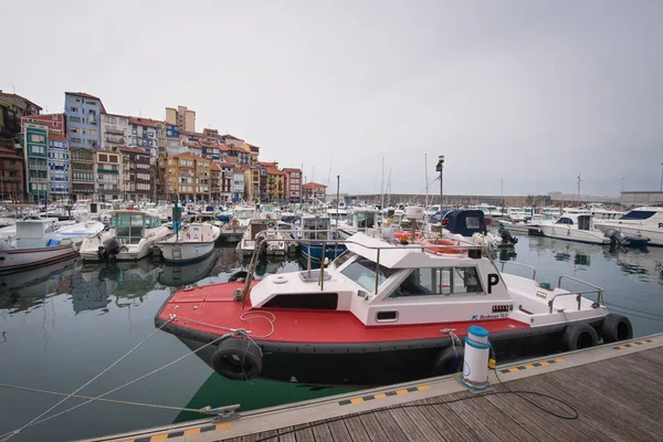 Bermeo, Spagna - 28 maggio 2017: Porto di Bermeo in una giornata nuvolosa. Bermeo è una piccola città di pescatori nella costa del mare cantabrico, paese basco, Spagna . — Foto Stock