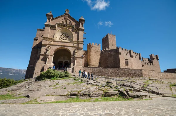 Javier, España - 4 de abril de 2015: Turismo visitando el famoso Castillo Javier el 4 de abril de 2015 en Navarra, España . — Foto de Stock