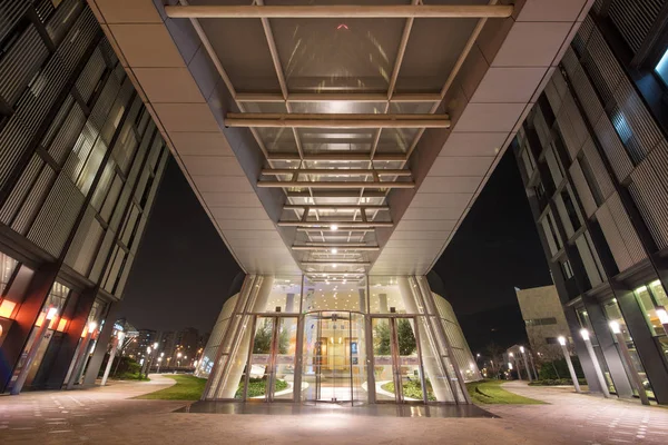 Bilbao, España - 4 de enero de 2017: Escena nocturna de entrada del edificio de oficinas de rascacielos Iberdrola el 4 de enero de 2017 en Bilbao, País Vasco, España . — Foto de Stock