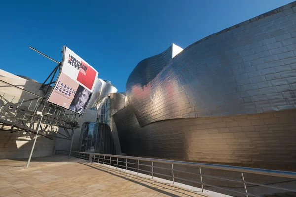 Bilbao, España - 4 de enero de 2017: Entrada del Museo Guggenheim el 4 de enero de 2017 en Bilbao, País Vasco, España . — Foto de Stock