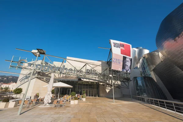 Bilbao, Spagna - 4 gennaio 2017: Ingresso del Museo Guggenheim il 4 gennaio 2017 a Bilbao, Paesi Baschi, Spagna . — Foto Stock