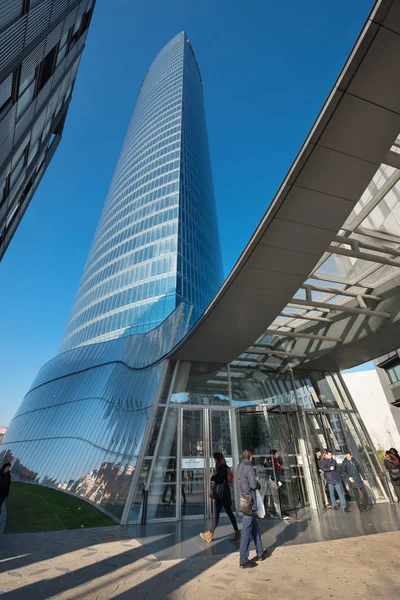 Bilbao, Spanyolország - 2017. január 4.: Iberdrola office felhőkarcoló a 2017. január 4., Bilbao, Spanyolország. — Stock Fotó