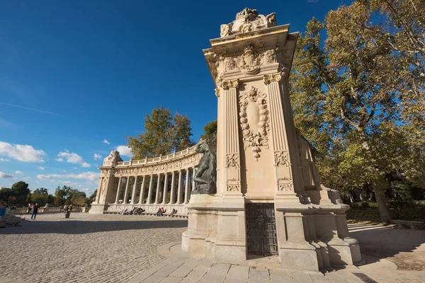 Madrid, İspanya - 13 Kasım 2016: Alfonso XII El Retiro Park anıt üzerinde 13 Kasım 2016 Madrid, İspanya ziyaret turist. — Stok fotoğraf