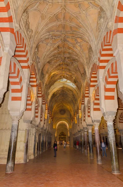 Córdoba, Espanha - 3 de maio de 2014: Interior da famosa mesquita de Córdoba em 3 de maio de 2014 em Córdoba, Espanha . — Fotografia de Stock