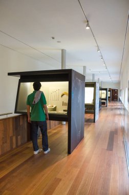 Madrid, İspanya - 18 Ekim 2014: Ziyaretçi Madrid, İspanya Ulusal Arkeoloji Müzesi'nde.