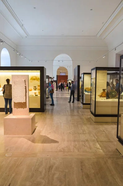 Madrid, İspanya - 18 Ekim 2014: Ziyaretçi Madrid, İspanya Ulusal Arkeoloji Müzesi'nde. — Stok fotoğraf
