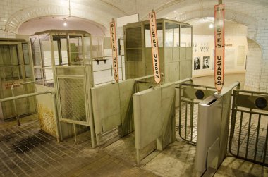 Madrid, İspanya - 18 Ekim: Chamberi Metro İstasyonu 18 Ekim 2014 tarihinde Madrid, İspanya. Chamberi biri İspanya'nın en eski metro istasyonu, 1919 yılında inşa edilmiş ve 1966 sonra 40 yıldır kapalıydı ve şimdi açıldı kadar çalışma yapıldı. 