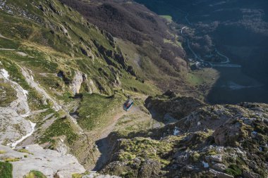 Doğal görünümünü bir teleferik dağ peyzaj Picos de Europa'da, cantabria, İspanya.