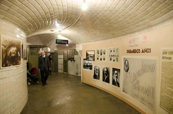 MADRID, ESPANHA - 18 DE OUTUBRO: Estação de metrô de Chamberi em 18 de outubro de 2014 em Madrid, Espanha. Chamberi é uma das estações de metrô mais antigas da Espanha, foi construído em 1919 e estava operando até 1966, em seguida, foi fechado por 40 anos e agora está aberto — Fotografia de Stock