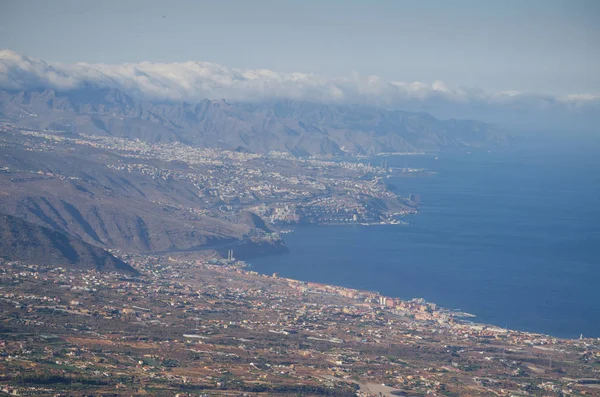 バック グラウンドで Sta クルス テネリフェ市とテネリフェ島の海岸線の空中写真 — ストック写真