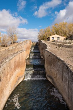 Castilla Kanalı, Fromista, Palencia, Castilla y Leon, İspanya 'nın ünlü simgesi..