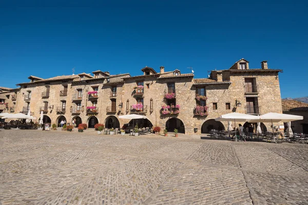Ainsa, İspanya - 9 Ekim 2017: turist ana kare Ainsa ziyaret etti. Aragonca pyrenees, Huesca, yayılma alanındaki taş evlerin bir ortaçağ köyü.
