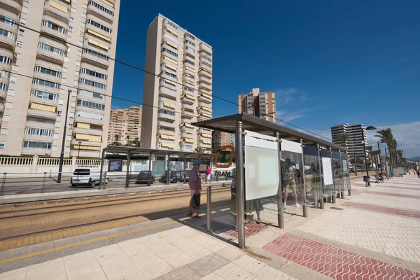 Alicante Spanien Juli 2017 Människor Väntar Spårvagnsstation Alicante City Spårvagnslinje — Stockfoto