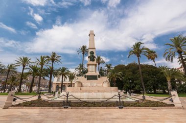 Cartagena cityscape, Cartagena, Murcia, İspanya'nın tarihi kent merkezindeki eski çeşme.