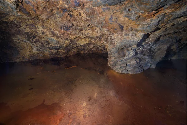 一个古老的硫铁矿的内部 一个红色的矿物色调的湖泊已经形成了前景 穆尔西亚 西班牙 — 图库照片