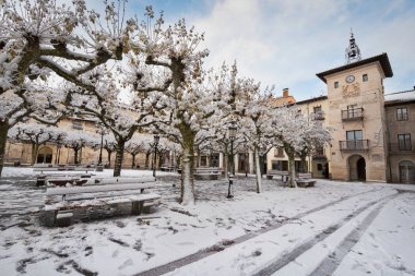 Briviesca antik köy Burgos Eyaleti, Castilla y Leon, İspanya bir kar yağdı cityscape manzara kış sahne.