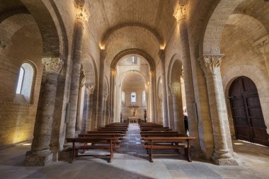 Fromista, İspanya - 9 Kasım 2017: İç in ünlü Romanesk kilise, Saint Martin üzerinde 9 Kasım 2017 yılında Fromista, Palencia, İspanya.