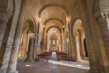 Fromista, İspanya - 9 Kasım 2017: İç in ünlü Romanesk kilise, Saint Martin üzerinde 9 Kasım 2017 yılında Fromista, Palencia, İspanya.