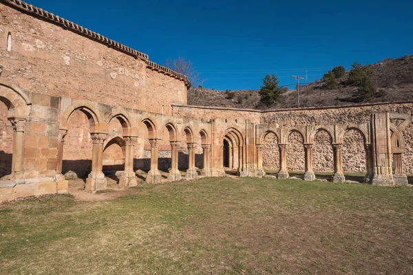 フアン ドゥエロ修道院回廊の有名なランドマークは ソリア カスティーリャイレオン スペインの遺跡します — ストック写真