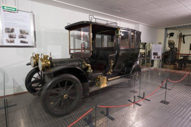 Salamanca, İspanya - 29 Aralık 2017: Klasik eski model araba automotion, Salamanca, İspanya histrory Müzesi'nde. Onun ilk açılan müze didicated automotion tarihçesi için İspanya'da.
