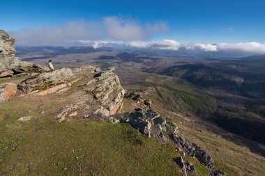 Bir dağ arıyorum uzun yürüyüşe çıkan kimse Pena içinde Francia, Salamanca, İspanya ünlü hedef manzara..