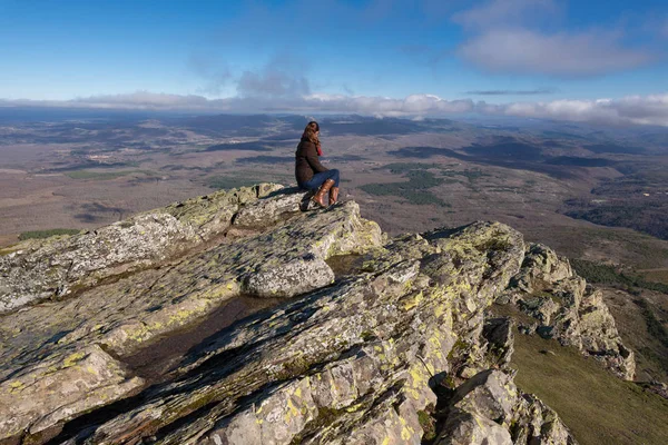 Ung Kvinna Turist Tittar Ett Bergslandskap Pena Francia Salamanca Spanien — Stockfoto