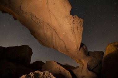 Yıldızlı gece manzara bir volkanik kaya Arch Tenerife, Kanarya Adası, İspanya.