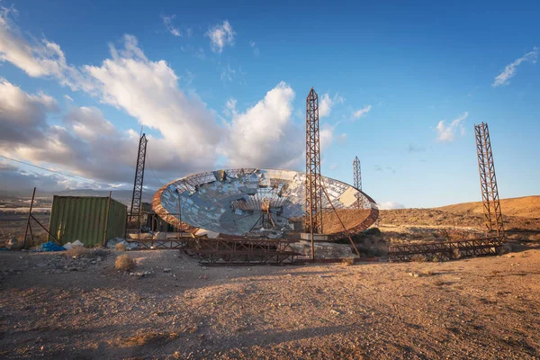 Antenna di setellite rovinata nel sud di Tenerife, Isole Canarie , — Foto Stock