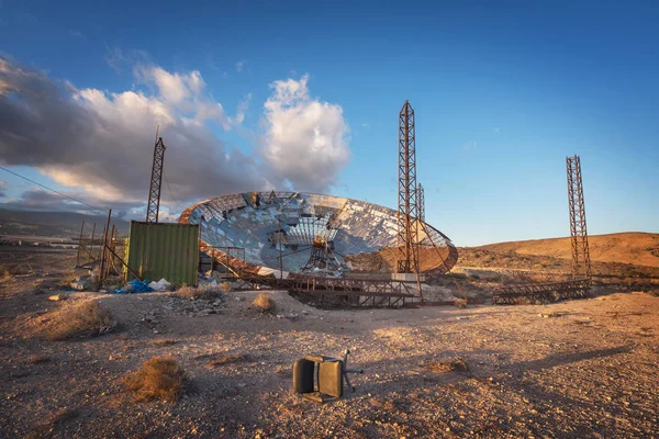 Antenna di setellite rovinata nel sud di Tenerife, Isole Canarie , — Foto Stock