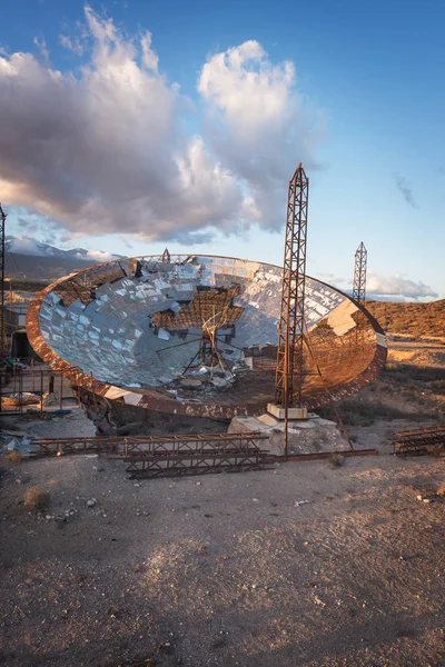 Antenna di setellite rovinata nel sud di Tenerife, Isole Canarie , — Foto Stock