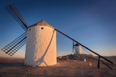 Gün batımında Don Kişot yel değirmenleri. Consuegra, T ünlü dönüm noktası