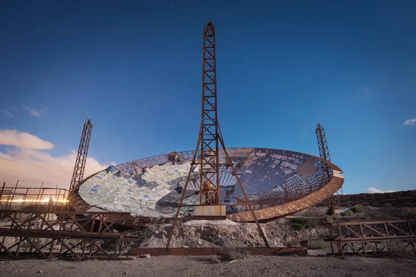 Nigth fotografia di un'antenna piatto setellite in rovina nel sud Te — Foto Stock