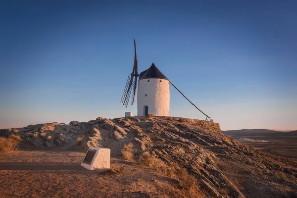 Don Kichot wiatraki o zachodzie słońca. Sławny w Consuegra, T — Zdjęcie stockowe