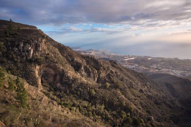 Tenerife dağ manzarası. Yürüyüş yolu. Adeje ve Las Americ