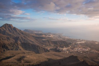 Tenerife dağ manzarası. Adeje ve Las Americas Sahili